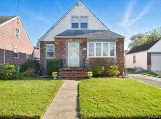 966 N 1st St, New Hyde Park, NY 11040