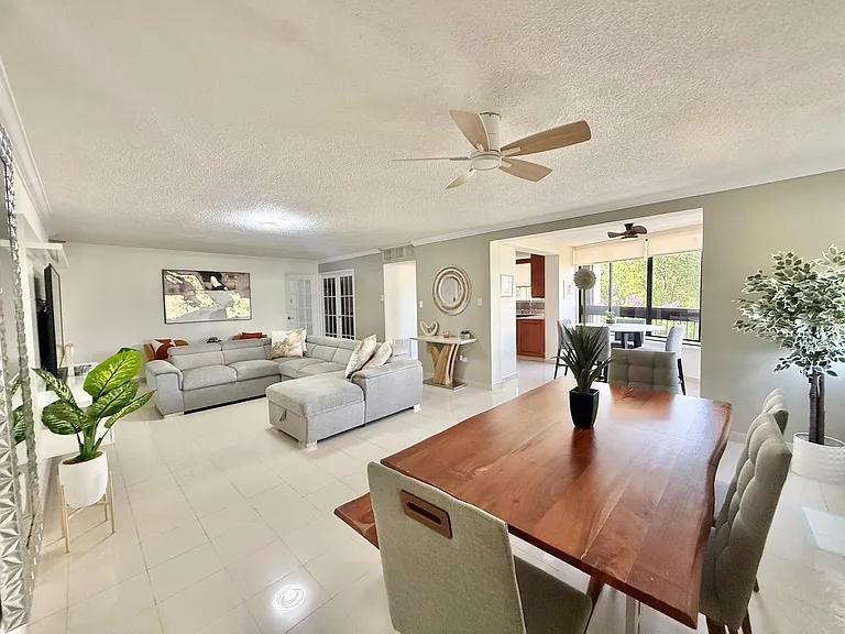 690 Teniente Cesar Luis Gonzalez Ave — Photo 10