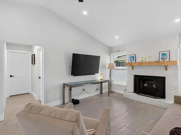 272 SW Fairchild Ave — Photo 8