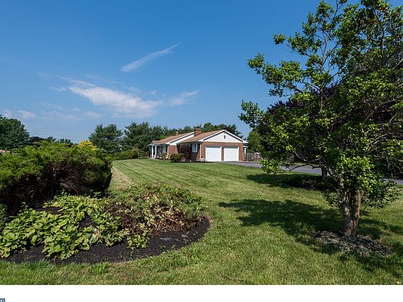 3rd image of 10 Caroline Ct