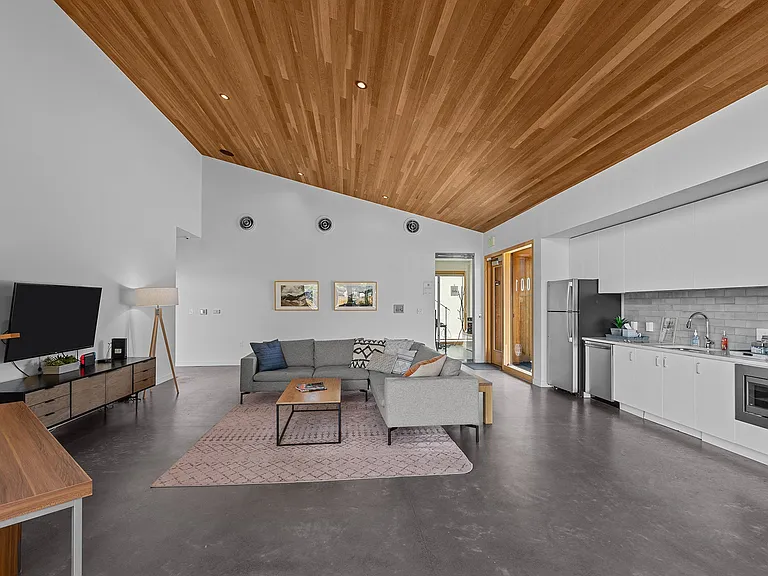 Range Apartments — Photo 37