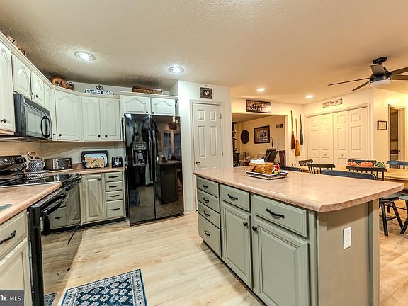 3rd image of 216 Angel Country Ln