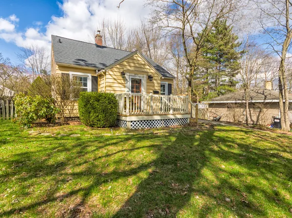 2622 Wellington Rd, Kalamazoo, MI 49008