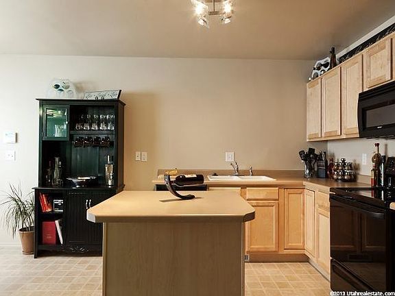 4th image of 146 Aparicio Dr #30