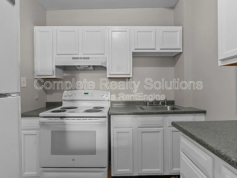 3021 Iowa Ave #1F — Photo 6