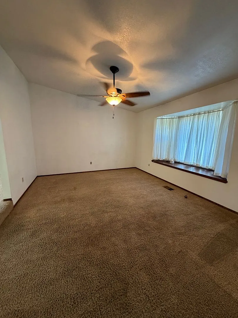 Spacious 3-Bedroom, 2-Bathroom Home for Rent in Carson City. — Photo 2