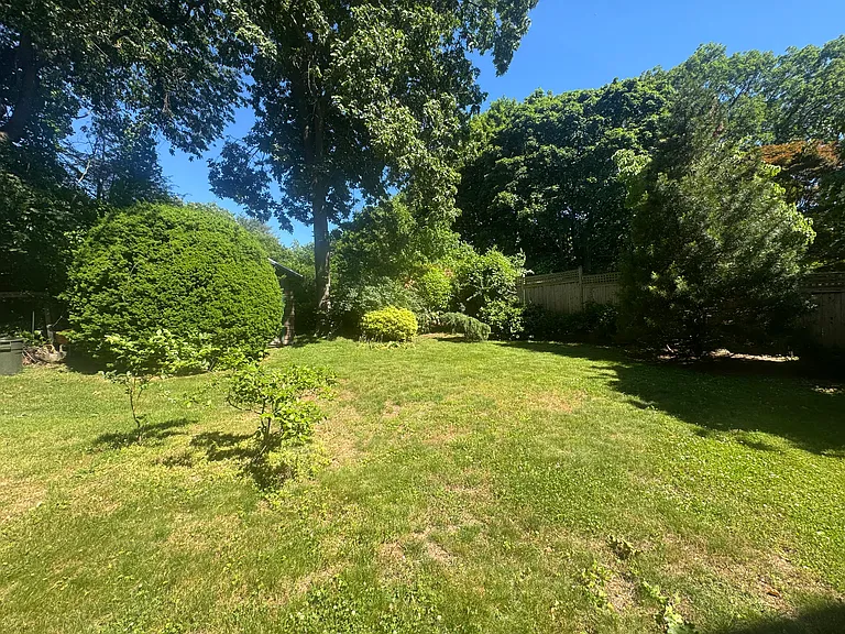 Aberdeen Dr — Photo 21
