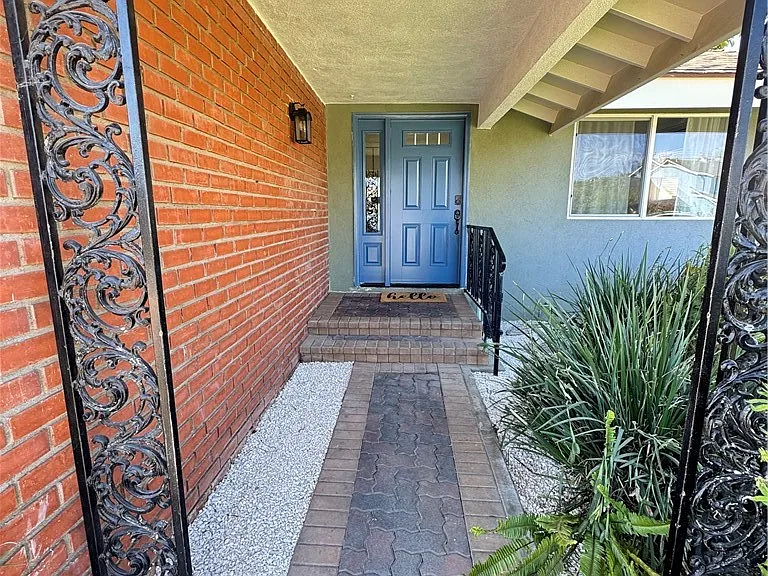 6911 Laurelhurst Dr — Photo 2