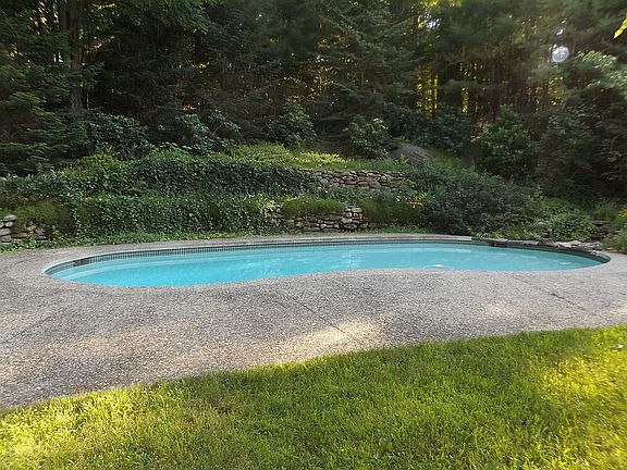 4th image of 107 Fresh Pond Ln