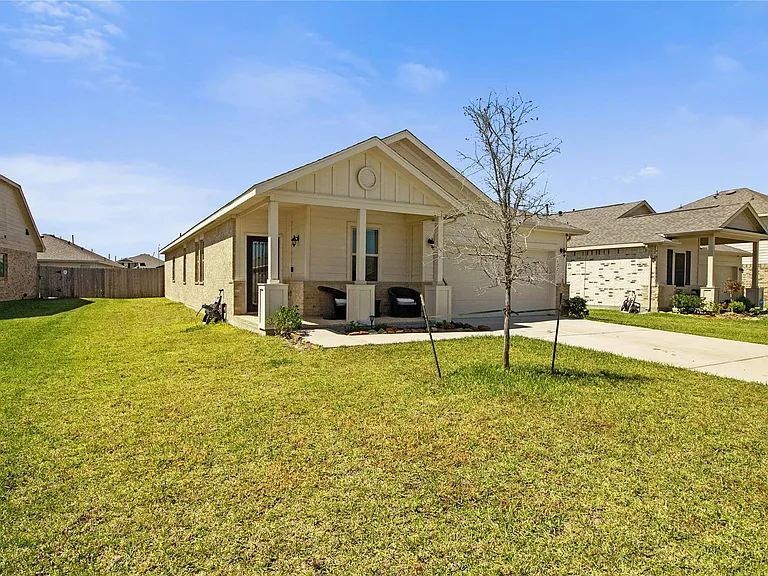 622 Little Cypress Ln — Photo 3