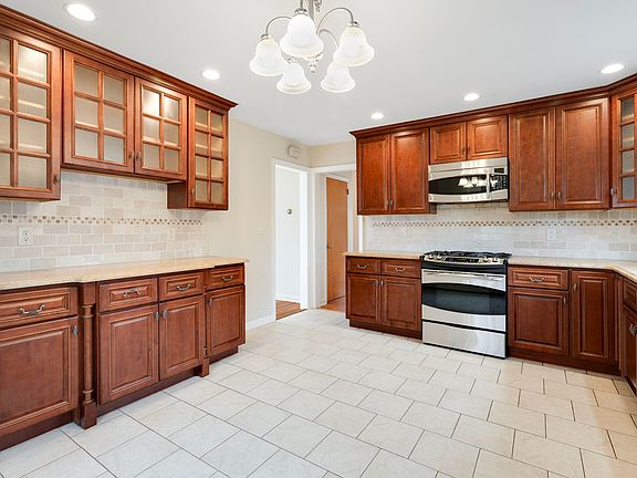 3rd image of 54 Hawthorne St