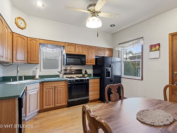 4th image of 3825 N Oakley Ave