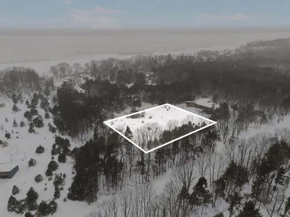 17210 Beachview Dr, West Olive, MI 49460