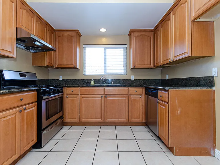 2737 Montrose Ave #105 — Photo 9
