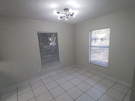 4th image of 253 Stilwell Ave