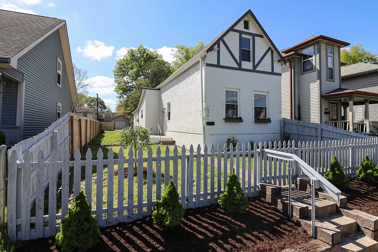 536 N Belmont Ave photo 1