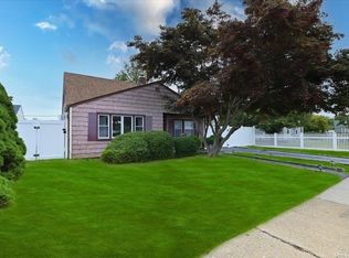 6 Firtree Ln, Levittown, NY 11756
