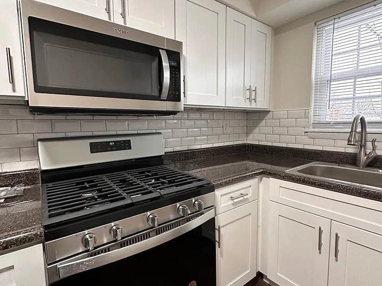 30 S Henry St #8B — Photo 10