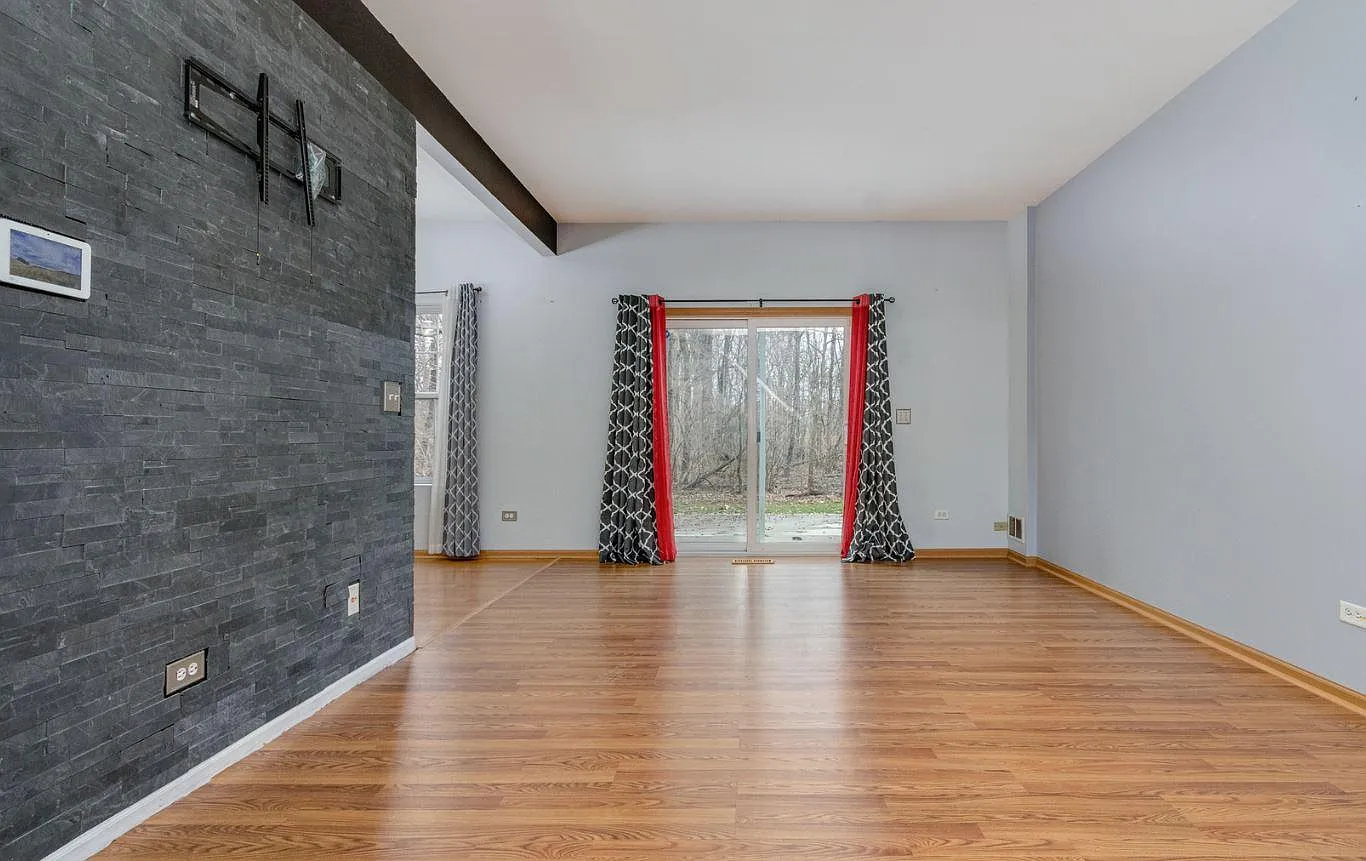 4023 Oak Tree Ln — Photo 1