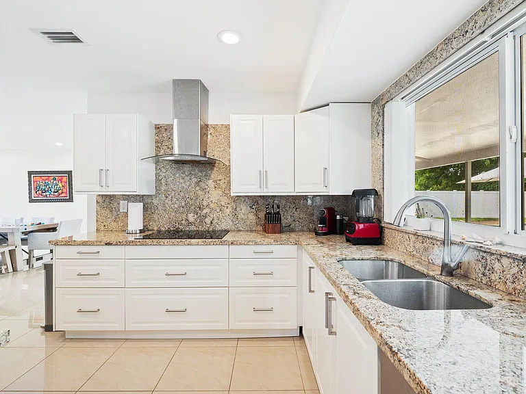 6101 SW 9th St — Photo 9