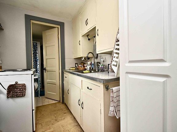 4th image of 408 Grand St #1/2