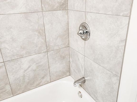 4th image of 1735 Winona Blvd #3D