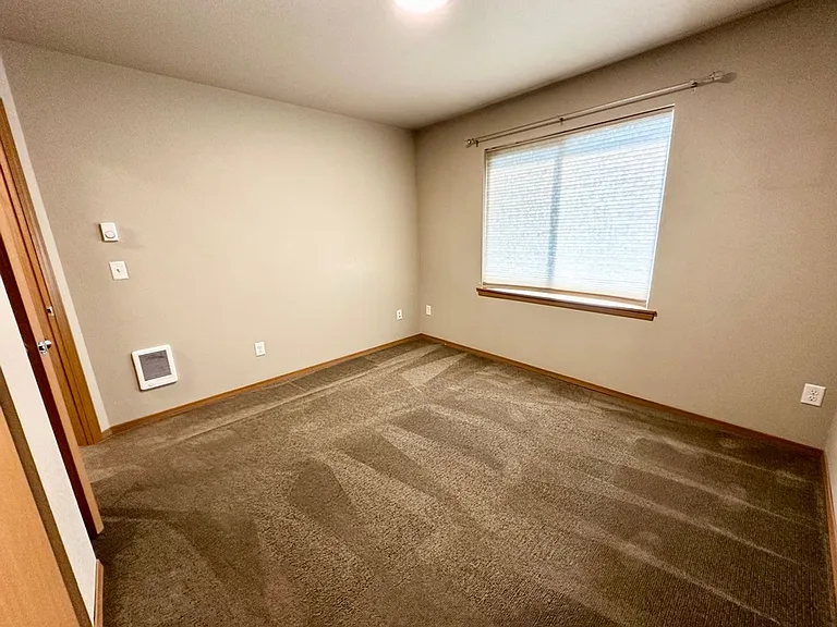 2102 N Yellowstone St — Photo 49