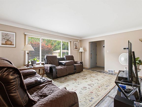 4th image of 20310 Woodside St