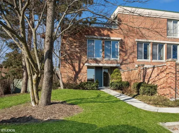 2010 Arbor Ln, Northfield, IL 60093