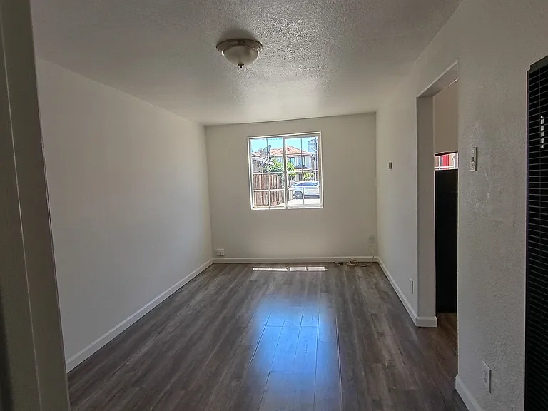 1382 1/2 Locust St — Photo 6