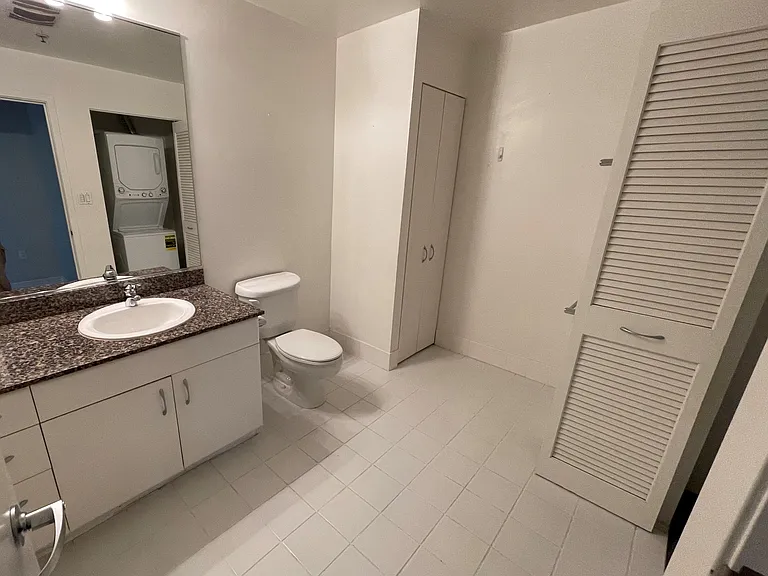 250 King St #714 — Photo 6