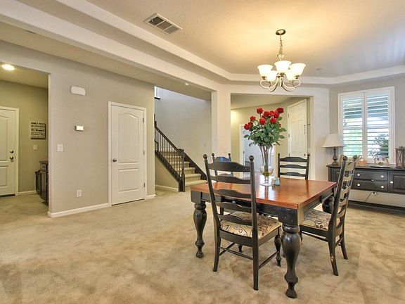 4th image of 218 Capri Pl