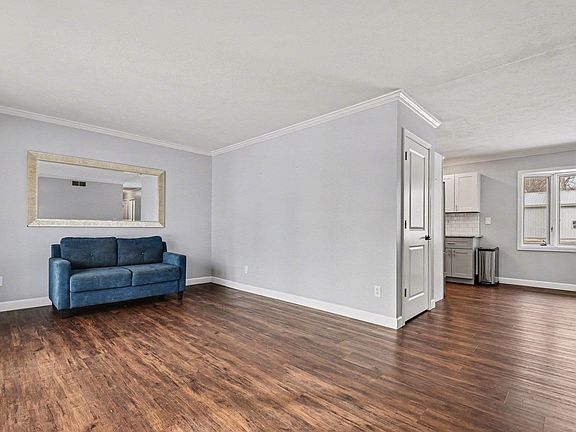 4th image of 22475 Applewood Ln