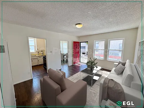 315 W Queen St #B Photo 1