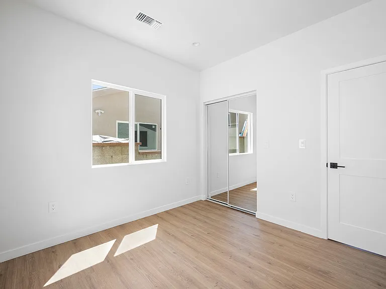 10939 Nassau Ave — Photo 11