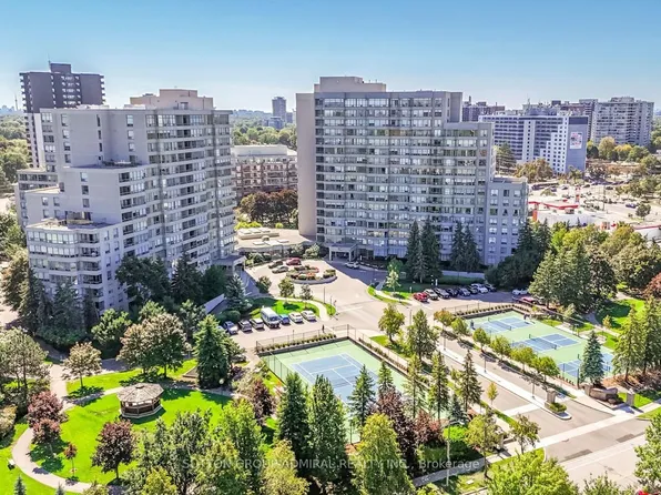 7 Townsgate Dr #604, Vaughan, ON L4J 7Z9