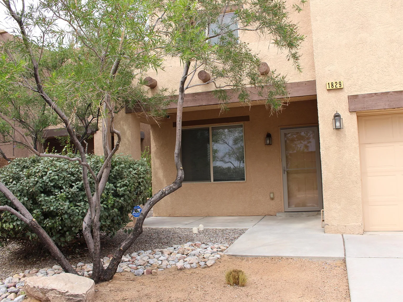 3 bed, 2.5 bath, 2572 sqft, $2,300 — Photo 3