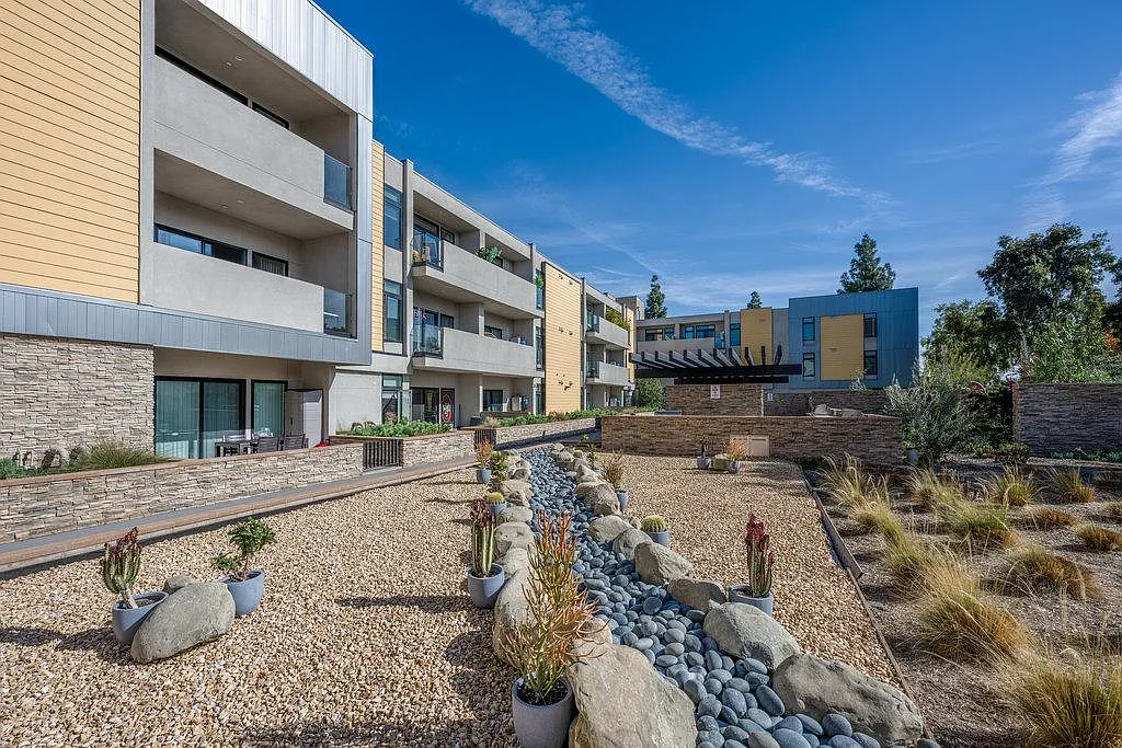 Glenoaks Residences — Photo 3