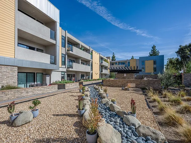 Glenoaks Residences — Photo 22