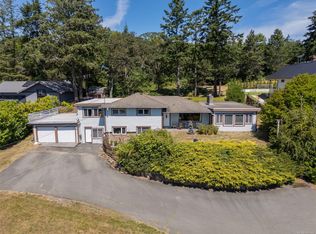854 Royal Oak Ave, Saanich, BC V8X 3T2