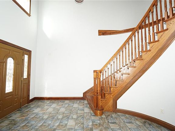 5th image of 643 Huguenot Ave