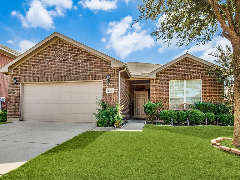 2038 Allyson Dr — Photo 2