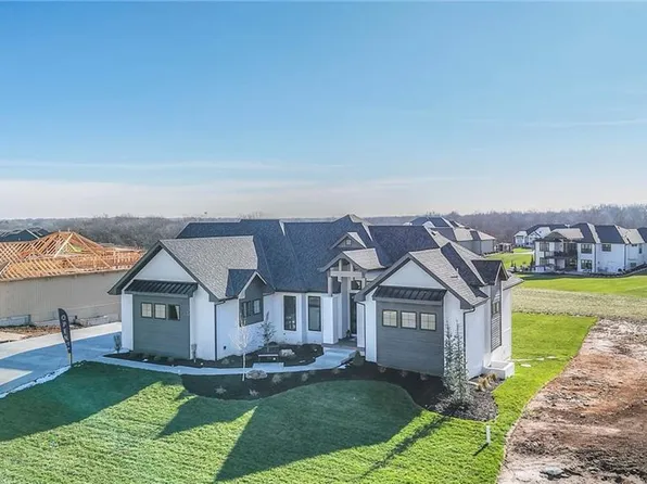 561 S Shore Dr, Lake Winnebago, MO 64034