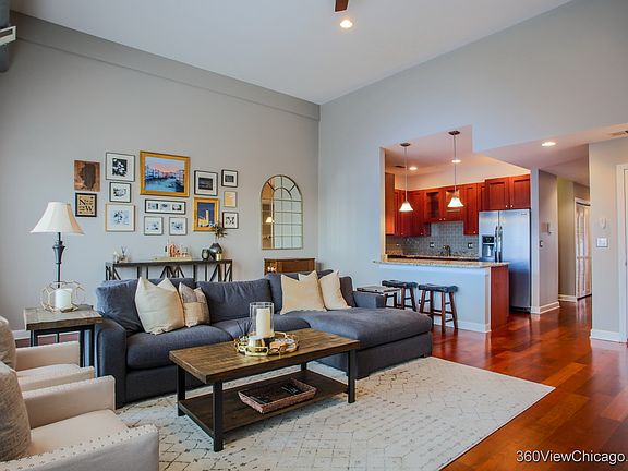 4th image of 1123 W Belmont Ave #4