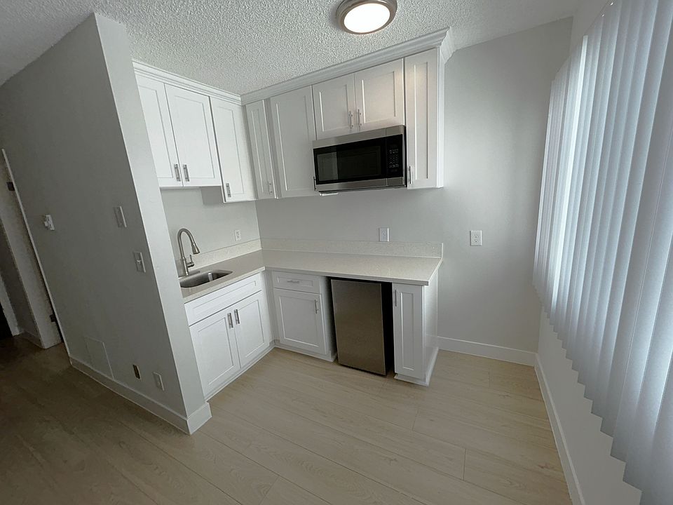 1st image of 225 S Mariposa Ave