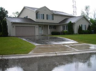 1307 E Buckwood Dr, Oak Creek, WI 53154