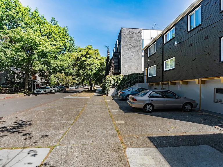 Eleanor Apartments — Photo 3