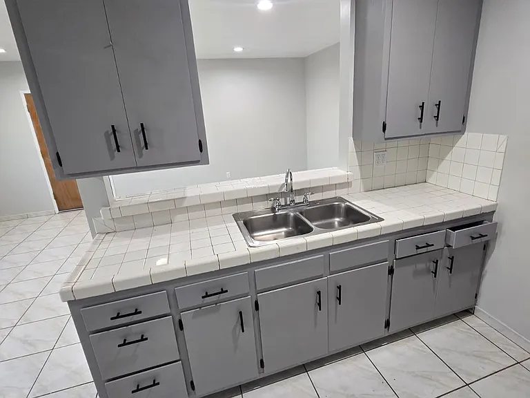 736 S Eastmont Ave #7 — Photo 3
