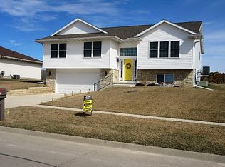 407 Chamber Dr, Anamosa, IA 52205
