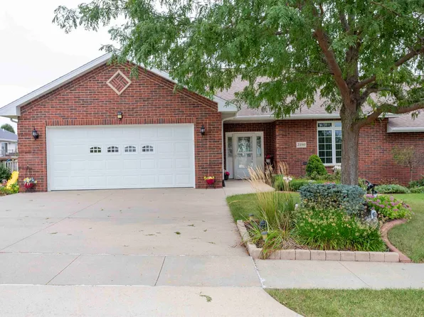 2180 Comanche Dr, Dubuque, IA 52002